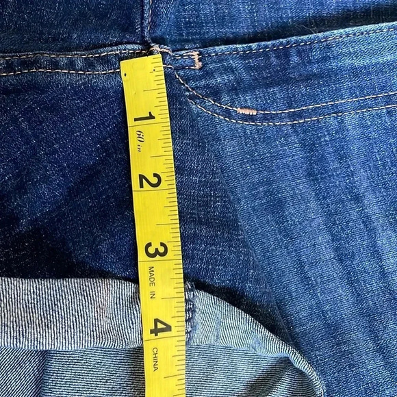 Levi’s mid length shorts Womens size 32 Medium wash Cuffed Denim - Picture 7 of 13